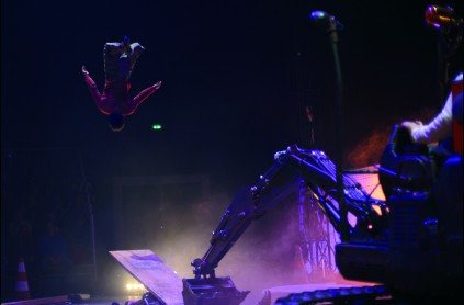 Nouveau cirque : "Extension" une création totalement dingue du Cirque Inextremiste au Monfort !