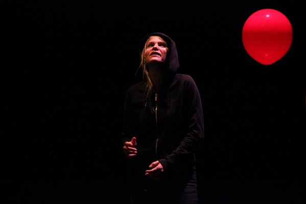 "Rosa liberté" brille d'un rouge éclatant au théâtre de L’Épée de Bois