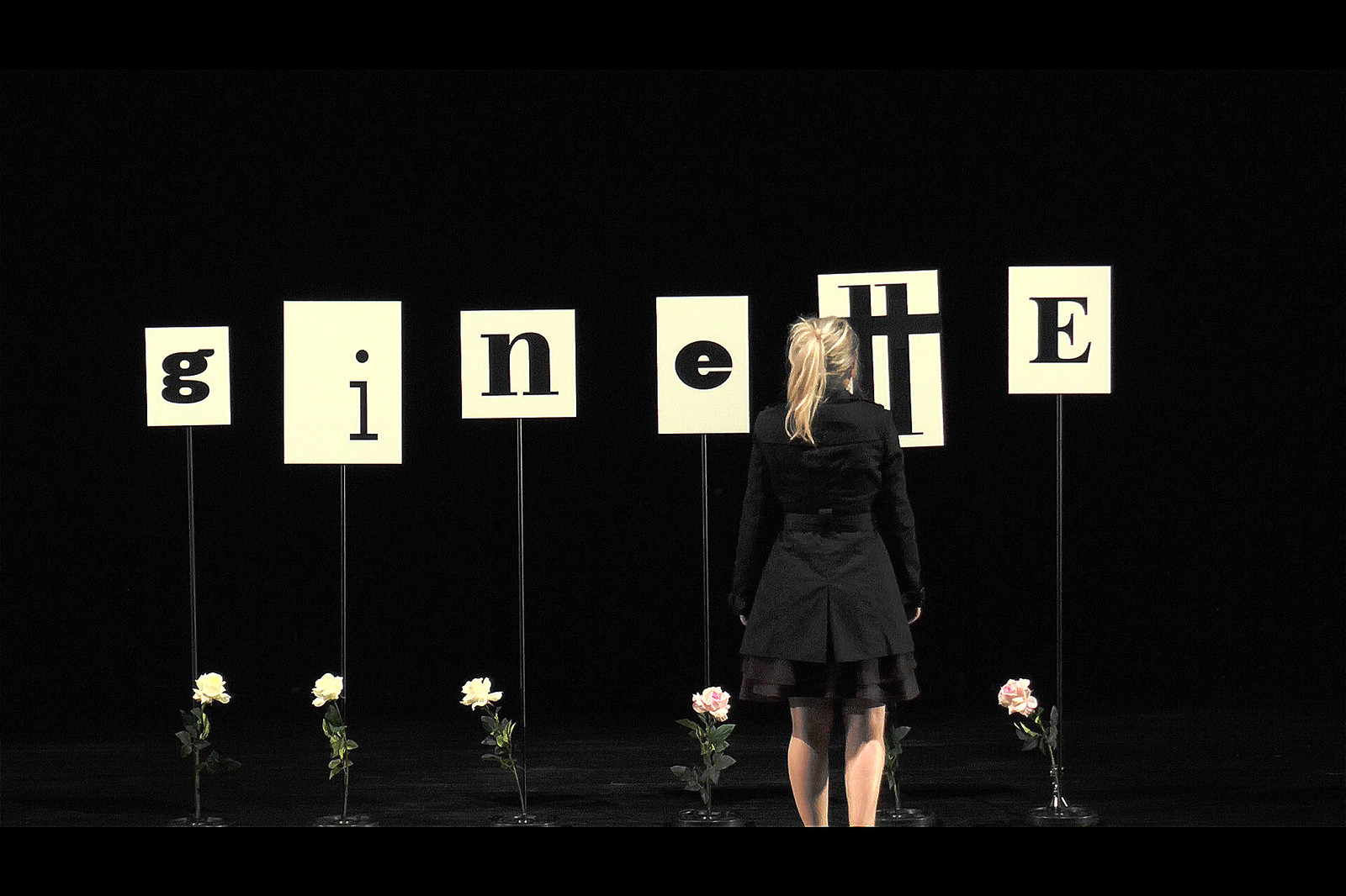 Théâtre : "L'autre fille" un seule-en-scene âpre et bouleversant signé Annie Ernaux