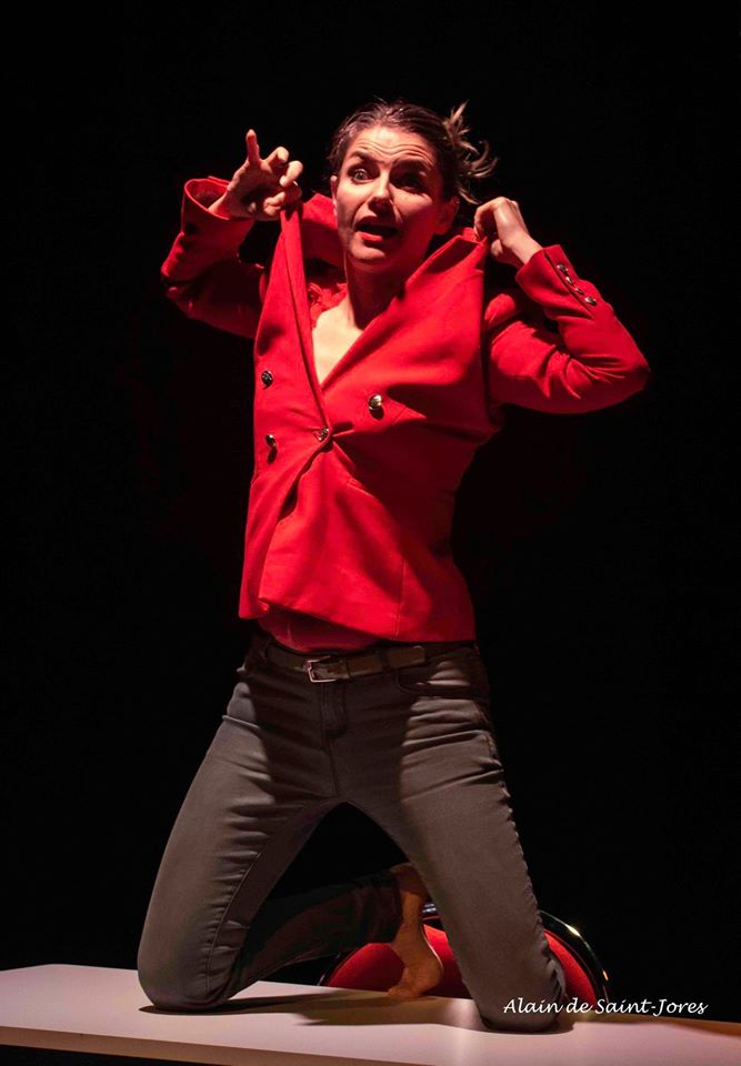 Théâtre : "Tout sur le rouge", Aline Stinus ambassadrice éclatante du féminin