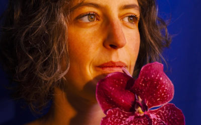 En aparté : Portrait de Sofia Teillet, créatrice et interprète « De la sexualité des orchidées »