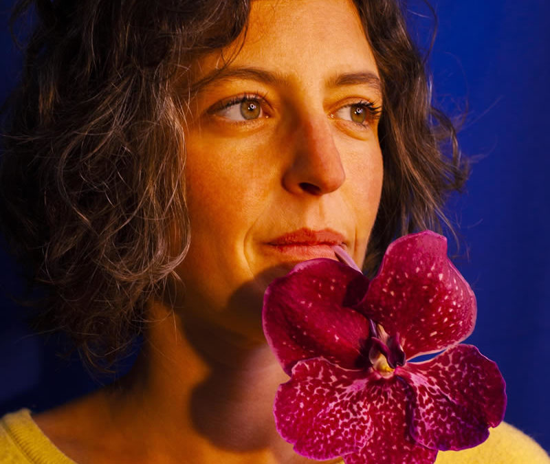 En aparté : Portrait de Sofia Teillet, créatrice et interprète « De la sexualité des orchidées »